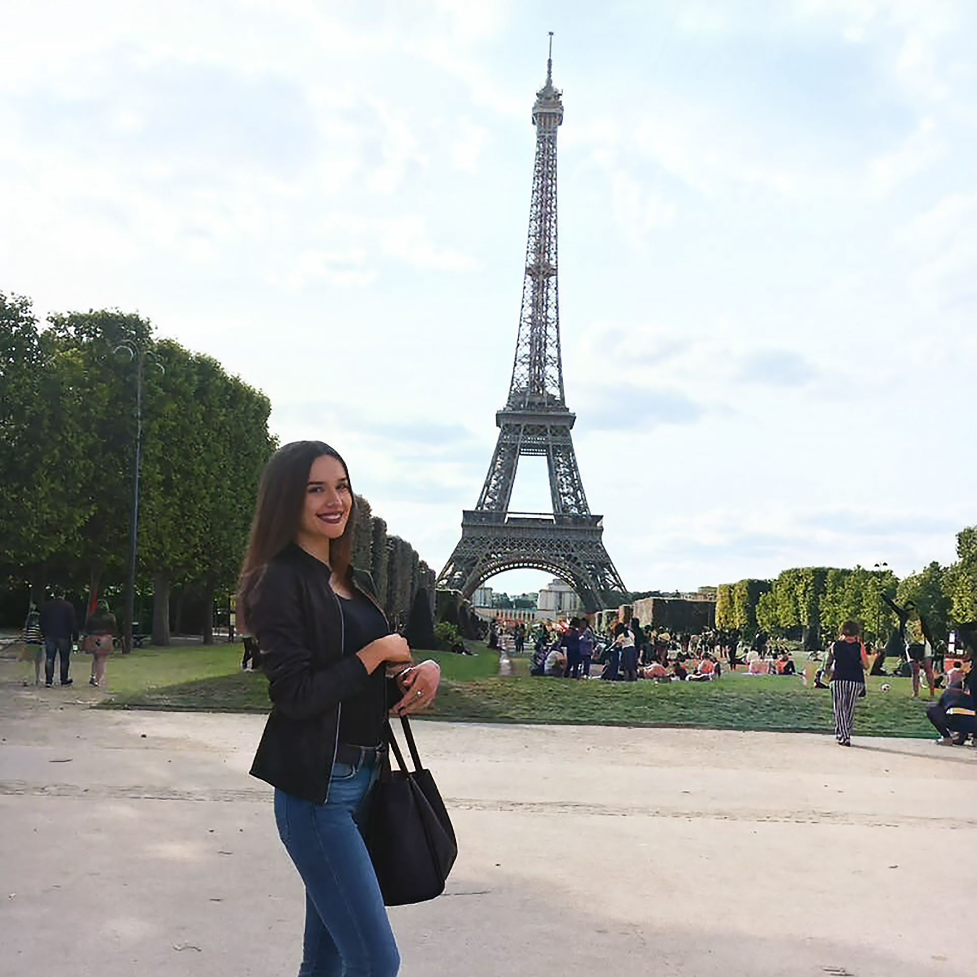 Даша у Парижі біля Ейфелевої вежі